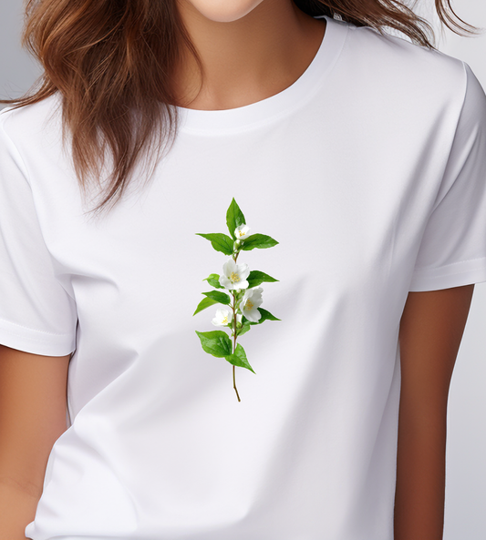 Balti moteriški marškinėliai su subtiliu baltų gėlių ir žalios lapijos piešiniu iš Naujausių dizainų 2026 kolekcijos