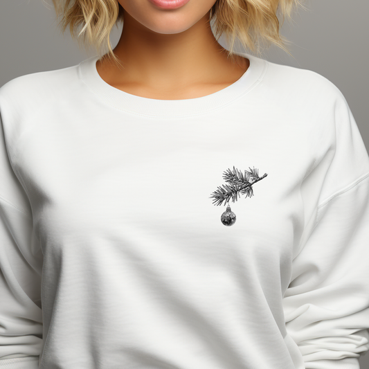 Balta moteriška palaidinė su subtiliu kalėdiniu eglės šakos ir burbulo piešiniu Naujausia džemperių kolekcija