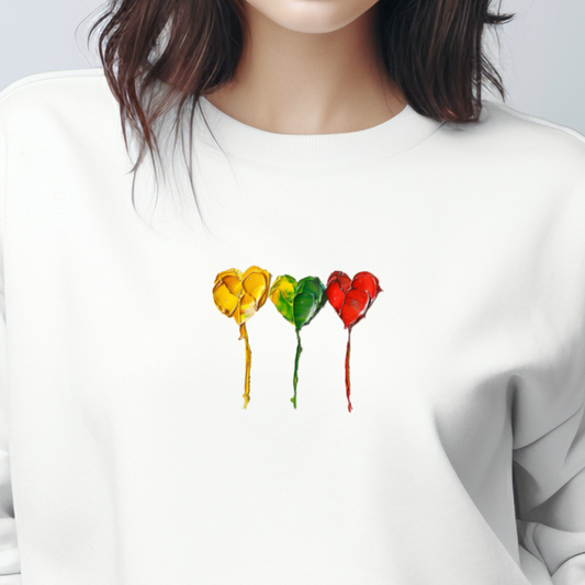 Baltas moteriškas džemperis su trimis spalvotomis širdimis, simbolizuojančiomis Lietuvos vėliavą. Unikalus ir patriotiškas dizainas, atspindintis meilę Tėvynei. Modernus ir subtilus būdas išreikšti lietuviškumą kasdieniniame stiliuje, Moteriški džemperiai,Perkamiausi džemperiai, Naujausi dizainai