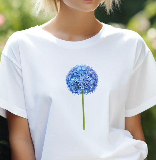 Moteriški marškinėliai “Česnakas” su žavingu mėlynu česnako žiedu – stilingi ir unikalūs kasdienai.