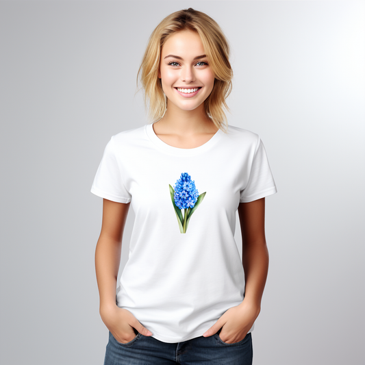 MoteriÅ”ki marÅ”kinÄliai āHiacintasā ā balti marÅ”kinÄliai su mÄlynu hiacinto pieÅ”iniu, subtilÅ«s ir elegantiÅ”ki.