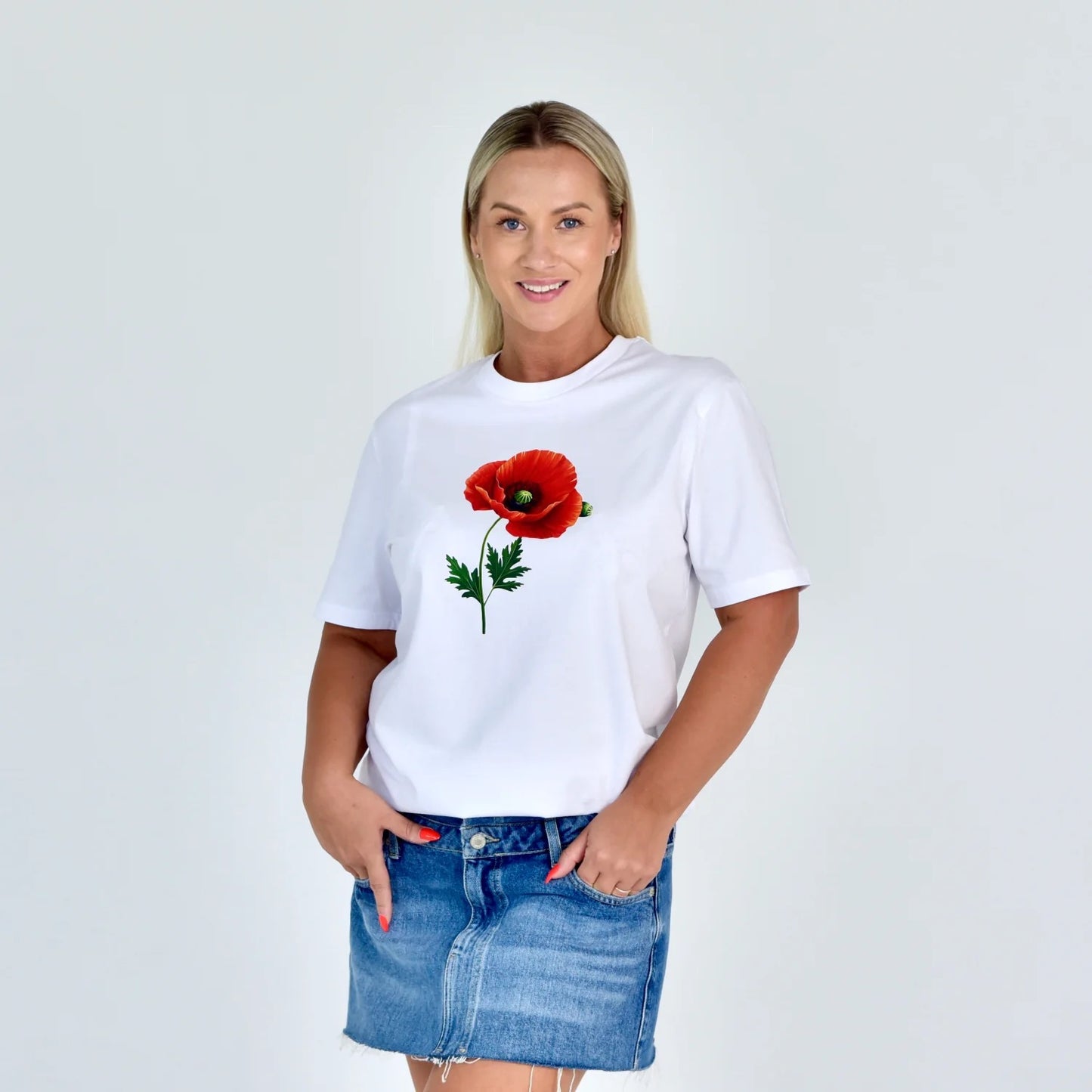 Moteriški marškinėliai “Aguona 2” baltos spalvos su ryškiu aguonos žiedu centre, stilingi ir minimalistiniai.