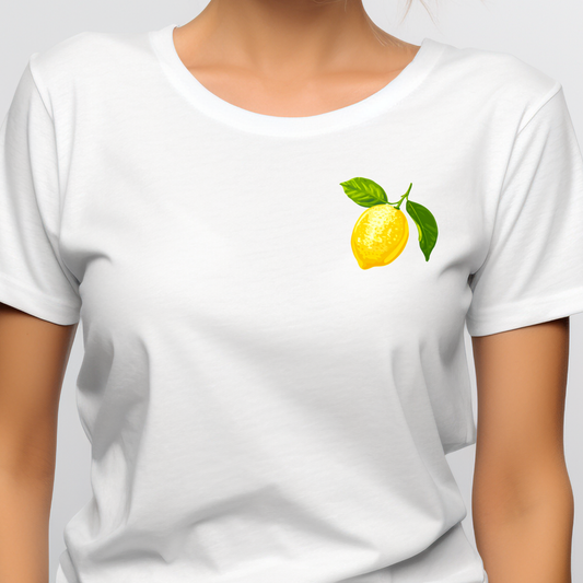 Balti moteriški marškinėliai su ryškiu citrinos piešiniu kairėje krūtinės pusėje, suteikiantys gaivų ir žaismingą vaizdą. Unikalus dizainas iš Designedbyme.lt, Moteriški marškinėliai, Vasaros kolekcija , BESTSELLER'iai , Naujausi dizainai