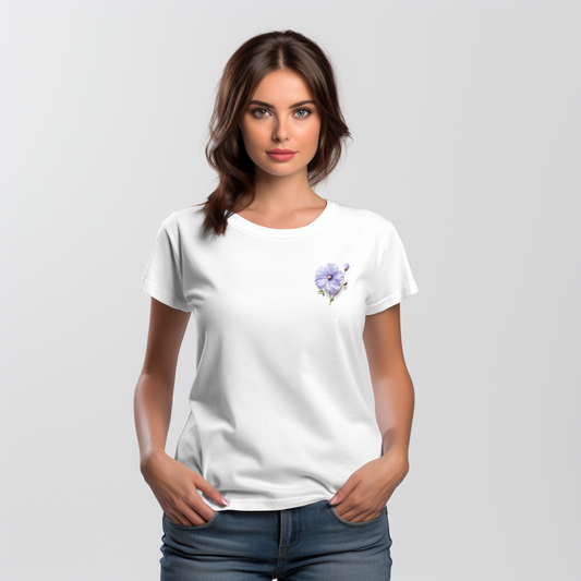 Stilingi balti moteriški marškinėliai su subtiliu lino žiedo piešiniu, simbolizuojantys natūralų grožį ir harmoniją. Designedbyme.lt originalus dizainas, puikiai tinkantis kasdieniam dėvėjimui ir ypatingoms progoms. Unikalus ir madingas pasirinkimas, Moteriški marškinėliai, Vasaros kolekcija, Naujausi dizainai