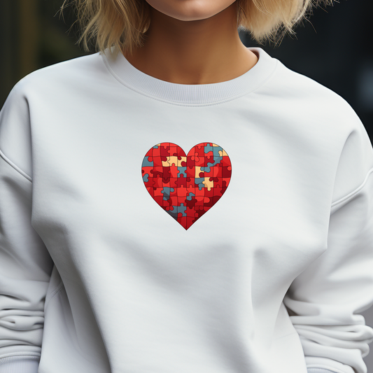 Baltas moteriškas džemperis su koliažo širdies piešiniu iš Džemperių kolekcijos 2026 metų naujienų