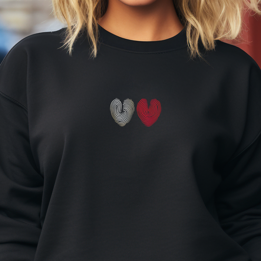 Juodas džemperis su dviem širdies formos pėdsakų raštais iš Šv. Valentino kolekcijos moterims.