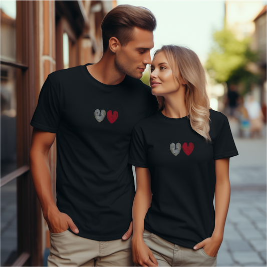 Juodi porų marškinėliai su subtiliais dviejų širdelių piešiniais iš Šv. Valentino kolekcijos.