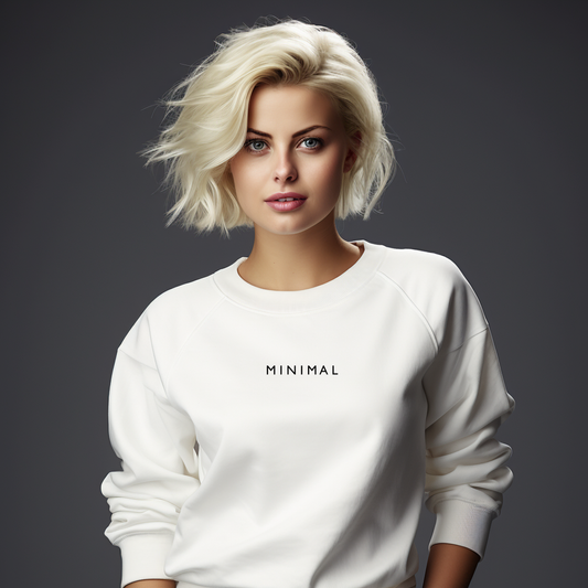 Stilingas baltas moteriškas džemperis su užrašu "MINIMAL". Modernus ir minimalistinis dizainas, puikiai tinkantis kasdieniam dėvėjimui. Designedbyme.lt kolekcijos dalis, atspindinti šiuolaikinį stilių ir paprastumą. Moteriški džemperiai, Naujausi dizainai