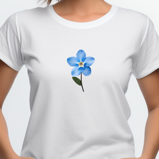 Balti moteriški marškinėliai su ryškiai mėlynu neužmirštuolės žiedu centre. Minimalistinis dizainas su subtiliu gėlės motyvu. Puikus pasirinkimas kasdieniam dėvėjimui. Designedbyme.lt originalus kūrinys, Moteriški marškinėliai, Vasaros kolekcija , BESTSELLER'iai , Naujausi dizainai