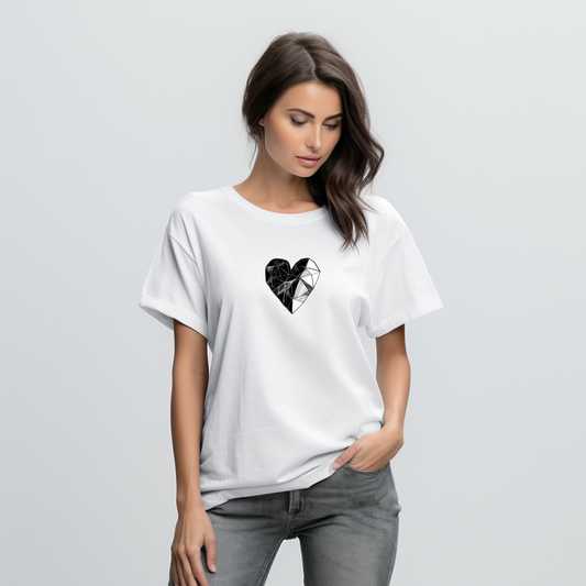 Stilingi balti marškinėliai su juodu pieštuko širdies piešiniu. Moteris dėvi unikalų Designedbyme.lt kūrinį, puikiai tinkantį menininkams ir romantikams. Išskirtinė dovana draugei ar sau. Marškinėliai su spauda - tobulas pasirinkimas kūrybingai sielai. , FINALINIS IŠPARDAVIMAS! NUOLAIDOS IKI -80%