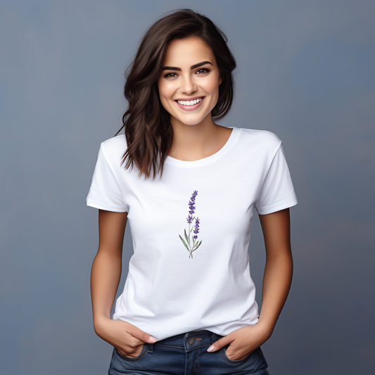 Moteriški marškinėliai “Levanda” su subtiliu levandų žiedo piešiniu, balti ir stilingi kasdienai.