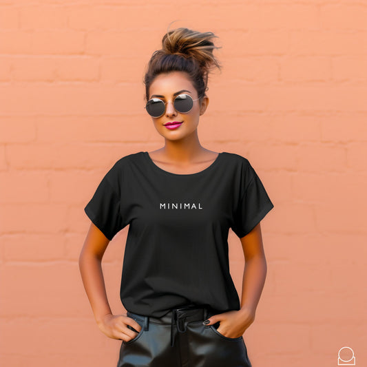 Stilingi juodi marškinėliai su užrašu "MINIMAL" ant oranžinio fono. Modernus ir minimalistinis dizainas, puikiai tinkantis kasdieniam dėvėjimui. Designedbyme.lt kokybė ir originalumas. Tobula dovana draugei ar sau. , FINALINIS IŠPARDAVIMAS! NUOLAIDOS IKI -80%