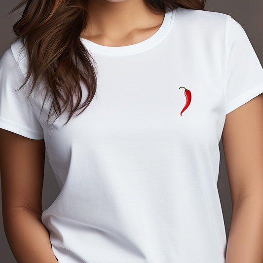 Moteriški marškinėliai “Pepper Hot White” – balti marškinėliai su ryškia raudona čili pipiro aplikacija, drąsus stiliaus akcentas.