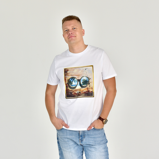 Vyriški marškinėliai "Golden Holiday" su unikaliu dizainu, kuriame dominuoja aukso atspalvių akiniai, puikiai tinka tiek kelionėms, tiek laisvalaikio pramogoms. Sukurti Designedbyme.lt, šie marškinėliai pabrėžia ieškojimus ir naujas perspektyvas. Idealios gimtadienio dovanos vyrams, vyriški marškinėliai, visi produktai,  Vasaros kolekcija .