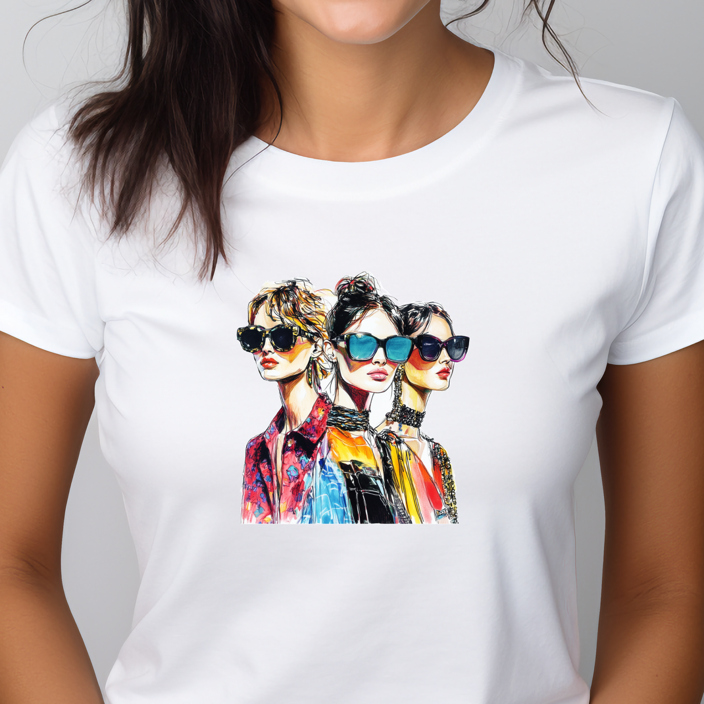 Moteriški marškinėliai “3 Sesutės” su stilizuotomis trijų drąsių merginų iliustracijomis.