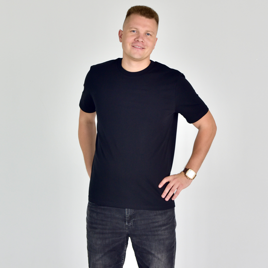 Klasikiniai juodi marškinėliai iš organinės medvilnės, puikiai tinkantys kasdieniam dėvėjimui. Universalus ir patogus pasirinkimas, išryškinantis modernų stilių. Designedbyme.lt kokybė ir komfortas viename. Puiki dovana bet kuriai progai, Balti marškinėliai ir Juodi marškinėliai