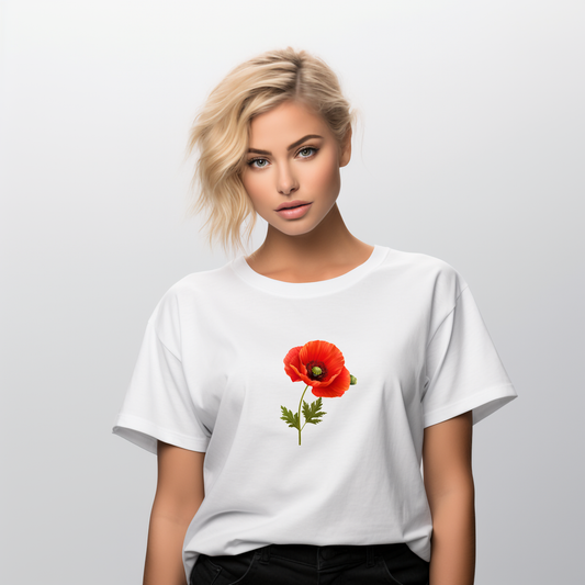 Balti moteriški marškinėliai su ryškiu raudonu aguonos žiedu centre, subtilus ir elegantiškas dizainas, puikiai tinka laisvalaikiui ir kasdieniam dėvėjimui, unikalus Designedbyme.lt kūrinys, Moteriški marškinėliai, Vasaros kolekcija, BESTSELLER'iai, Naujausi dizainai