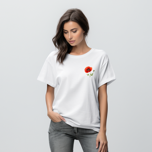 Stilingi balti moteriški marškinėliai su elegantišku aguonos žiedu, modernaus dizaino, puikiai tinkantys kasdieniam dėvėjimui. Unikalus Designedbyme.lt kūrinys, atspindintis šiuolaikinės mados tendencijas, Moteriški marškinėliai, Vasaros kolekcija, Naujausi dizainai