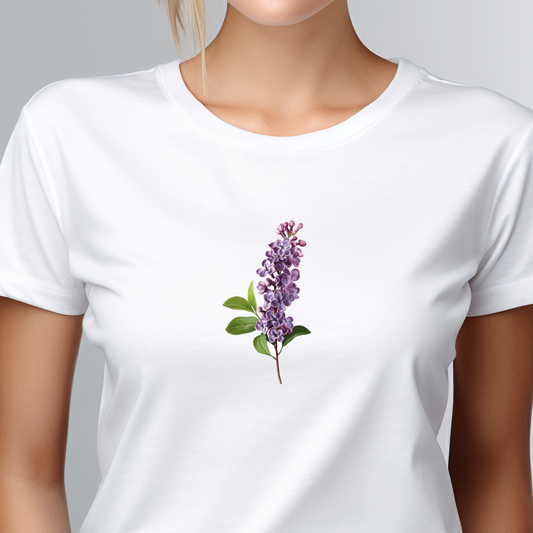 Moteriški marškinėliai “Alyvos” – balti marškinėliai su alyvos žiedų iliustracija, subtilios gėlės elegancija.