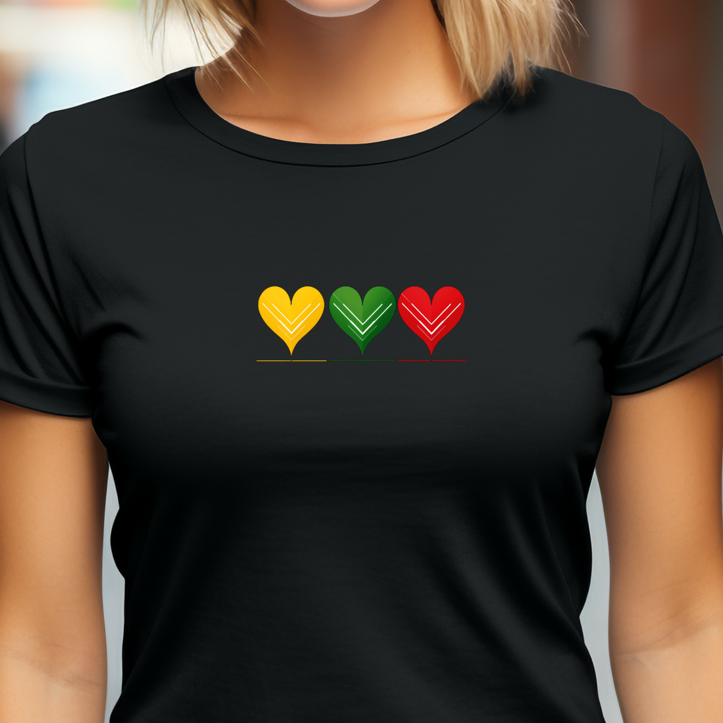 Juodi moteriški marškinėliai su stilizuotais geltonu, žaliu ir raudonu širdžių piešiniais iš Šv. Valentino kolekcijos