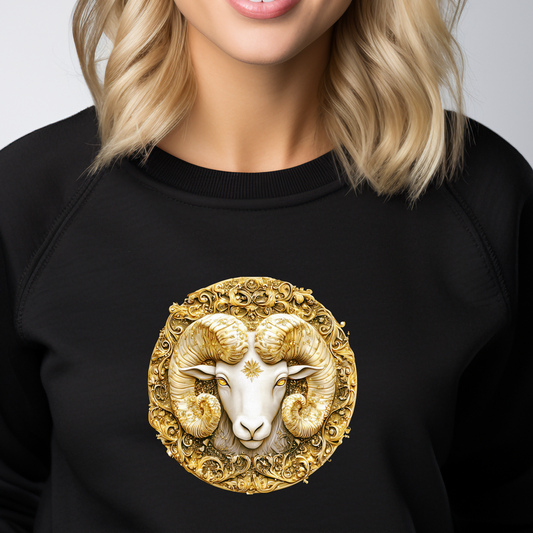 Moteriškas džemperis su zodiako ženklu "Avinas" - juodas džemperis su auksiniu Avino simboliu. Įspūdingas ornamentuotas apskritimas su Avino galva centre. Stilingas ir unikalus dizainas astrologijos mėgėjams. Moteriški džemperiai, Perkamiausi džemperiai, Naujausi dizainai, Zodiako ženklų kolekcija