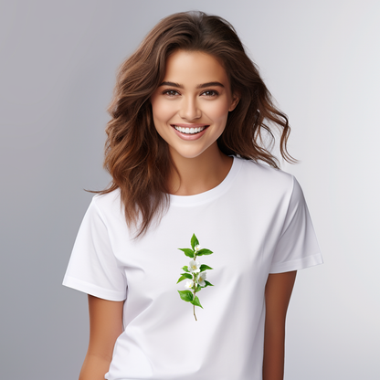 Balti moteriški marškinėliai su subtiliu žalios gėlės ir lapų piešiniu iš Naujausių dizainų 2026 kolekcijos