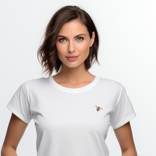 Balti moteriški marškinėliai su žaisminga spalvinga bitute, suteikiantys pozityvumo ir unikalumo kasdieniam stiliui. Puikus pasirinkimas vasaros sezonui, patogūs ir kokybiški. Designedbyme.lt originalus dizainas, Moteriški marškinėliai, Vasaros kolekcija, Naujausi dizainai