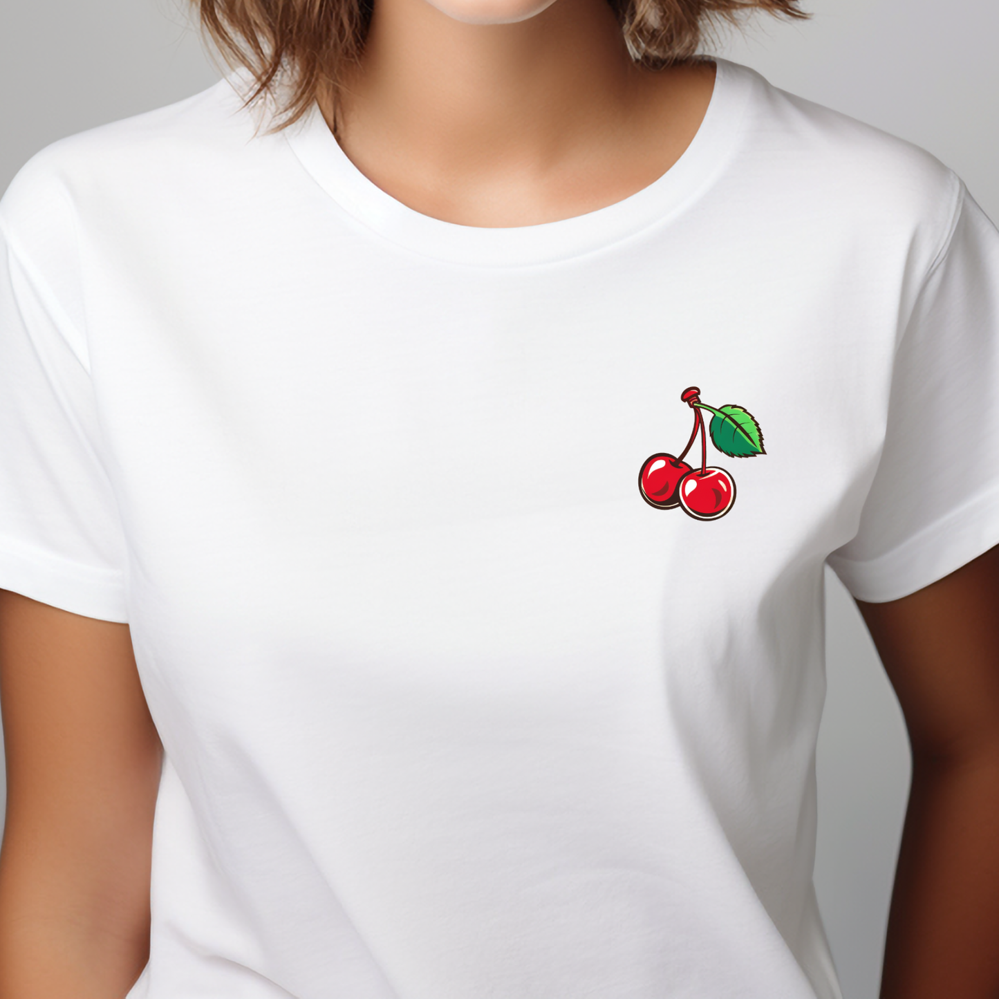 Baltos spalvos moteriški marškinėliai su mažo vyšnių piešiniu iš Vasaros kolekcijos 2024 metų