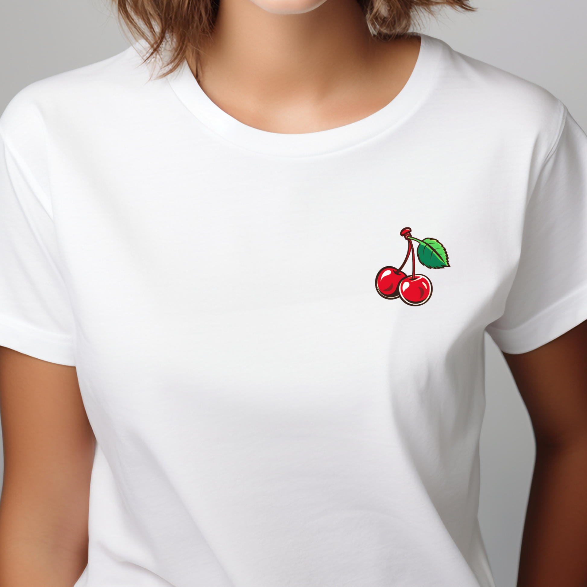 Baltos spalvos moteriški marškinėliai su mažo vyšnių piešiniu iš Vasaros kolekcijos 2024 metų