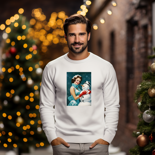 Vyras vilkintis baltą "Cozy Hug for Men" džemperį su linksma kalėdine iliustracija, sukurta Designedbyme.lt. Puiki dovana vyrams, primenanti šiltas ir jaukias žiemos šventes. Idealus pasirinkimas tiems, kurie ieško dovanu idejų vyrams, dzemperiai su spauda, marškineliai vyrams. Visi produktai, Vyriški džemperiai