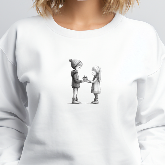 Balta moteriška palaidinė su piešiniu, vaikas dovanoja dovanėlę kitam iš Naujausios džemperių kolekcijos 2026 metų