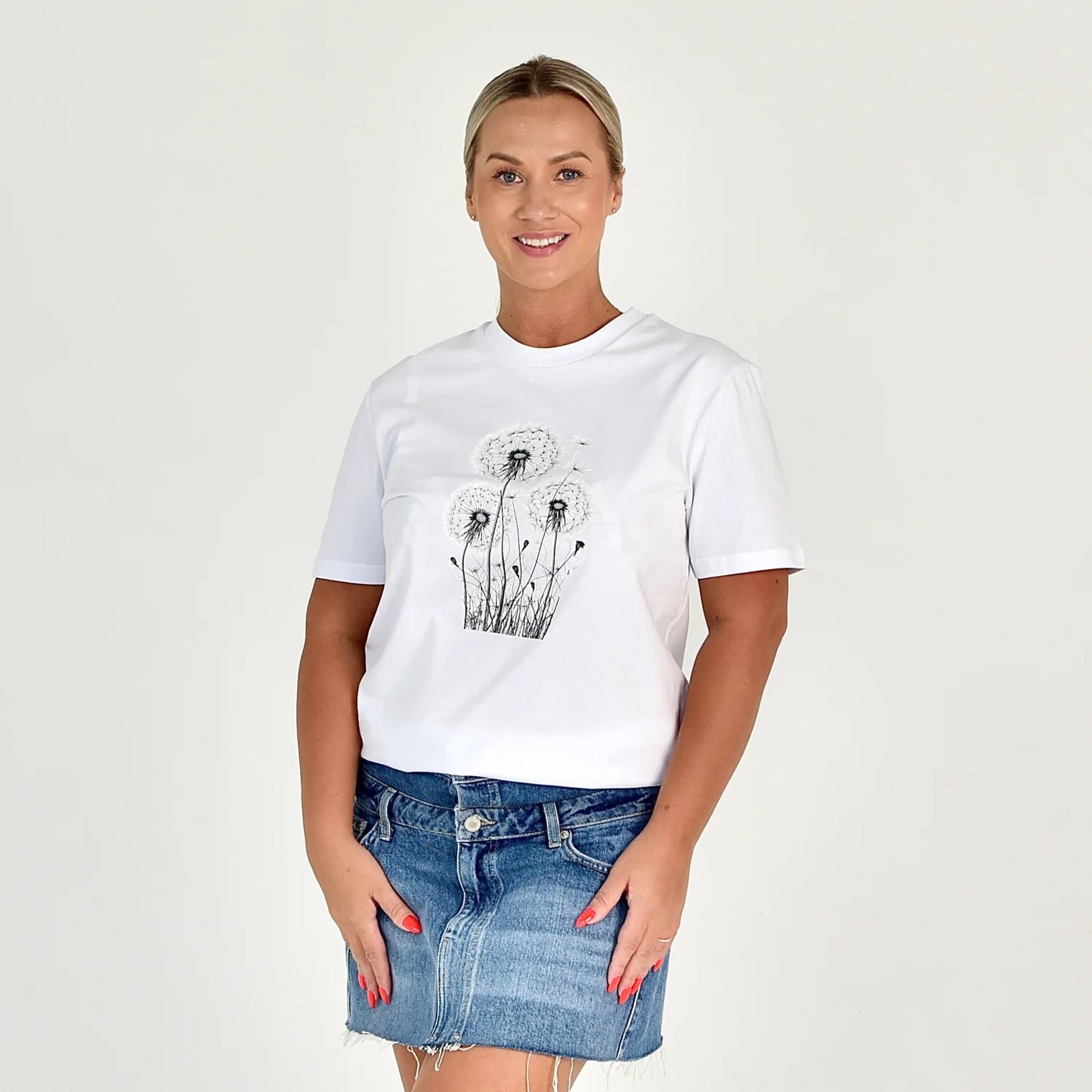 SALE “Pienės Pūkas” XXS, XS, M Balta – elegantiški marškinėliai su subtiliu pienių pūkų motyvu Designedbyme.lt.