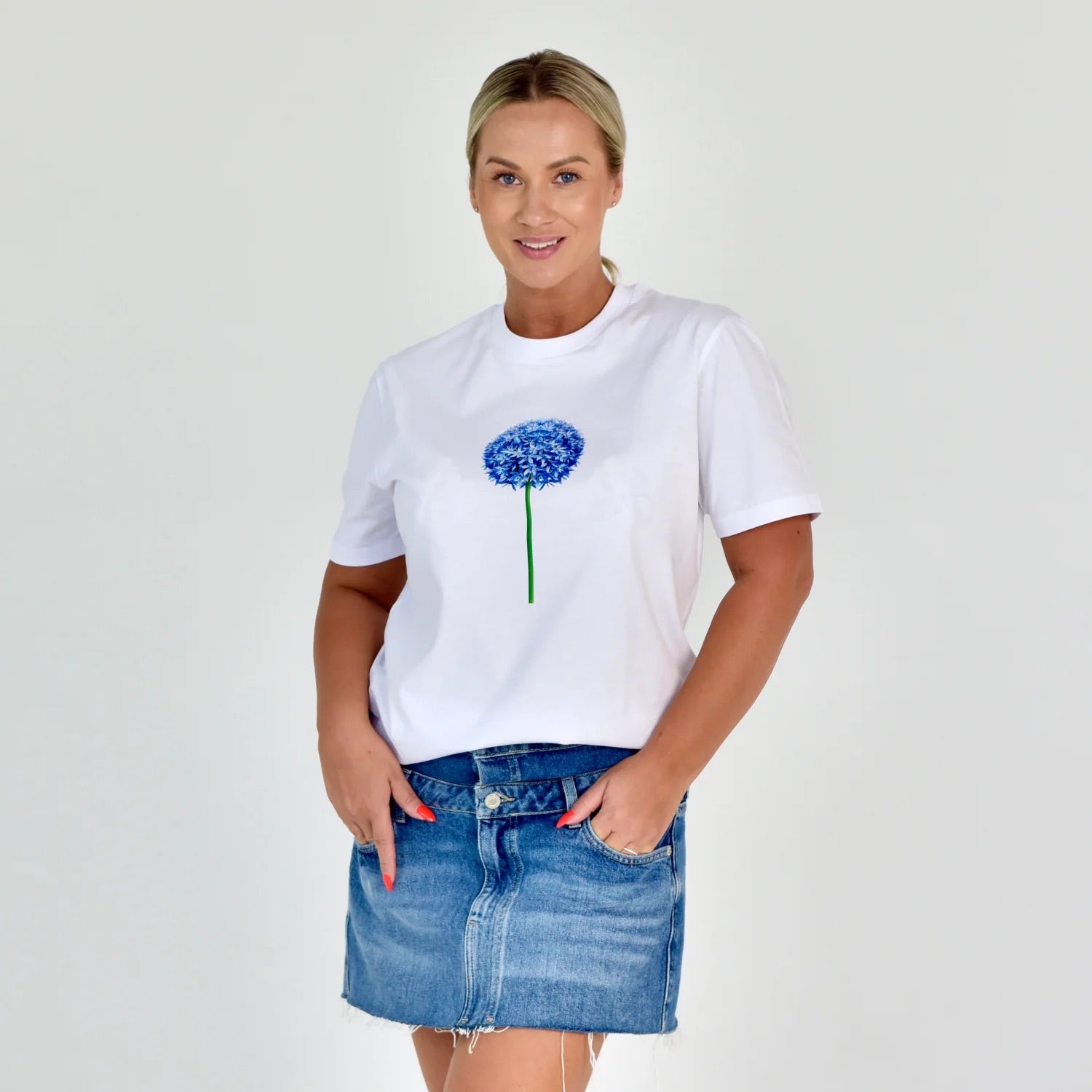 Moteriški marškinėliai “Česnakas” su žavingu mėlynu česnako žiedu ant balto fono.