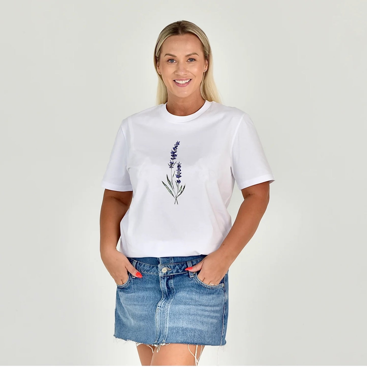 Moteriški marškinėliai „Levanda“ – balti marškinėliai su levandų žiedo dizainu, subtilūs ir stilingi kasdienai.