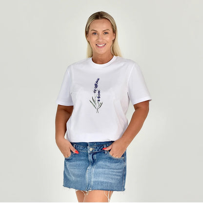 Moteriški marškinėliai „Levanda“ – balti marškinėliai su levandų žiedo dizainu, subtilūs ir stilingi kasdienai.