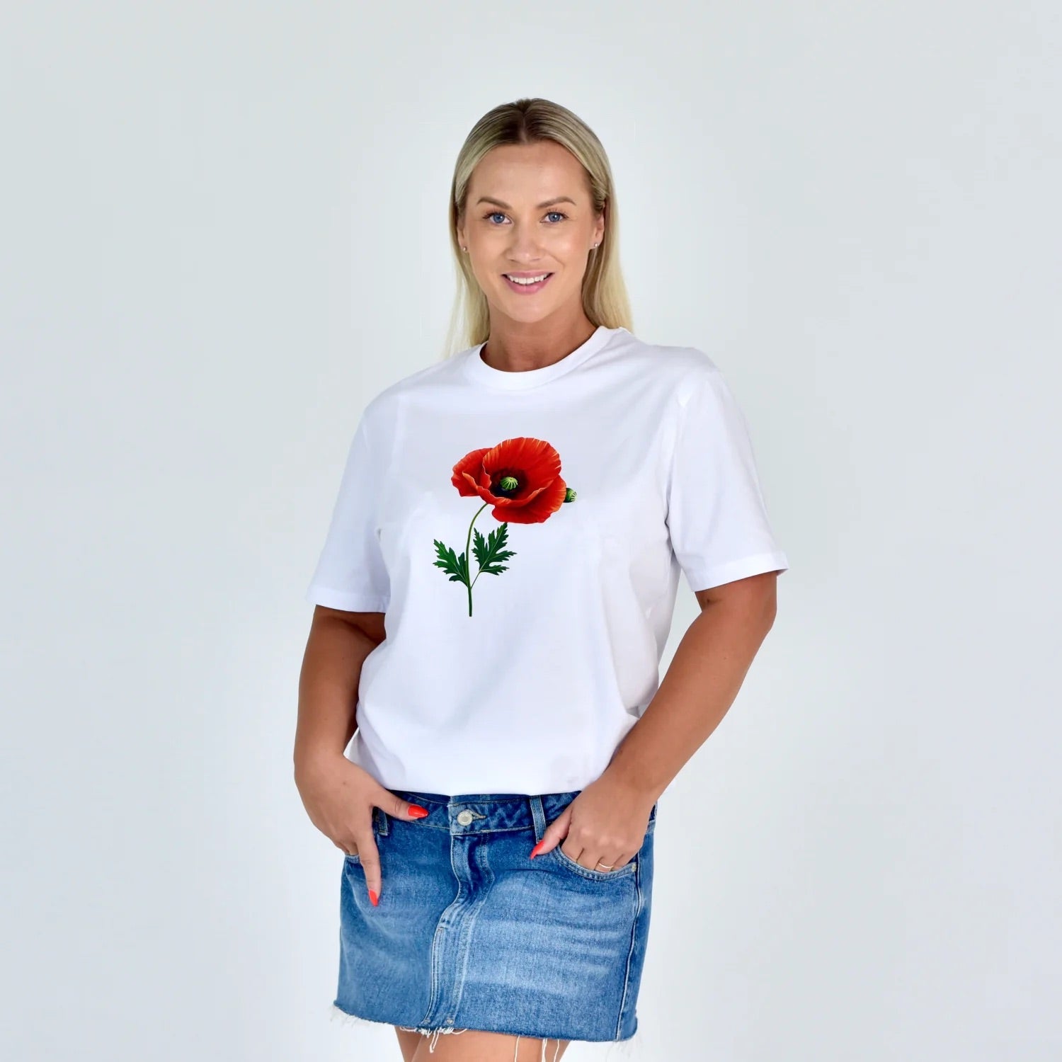Moteriški marškinėliai “Aguona 2” baltos spalvos su ryškiu aguonos žiedu centre, stilingi ir minimalistiniai.