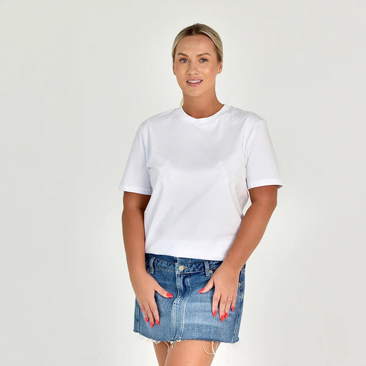 Balti Marškinėliai iš 100% organinės medvilnės, paprasti, patogūs ir ilgalaikiai, puikiai tinka kasdieniam stiliui.