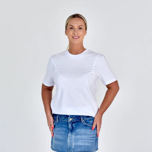 Balti Marškinėliai iš 100% organinės medvilnės, stilingi ir patogūs kasdienai su draugiška atmosfera.