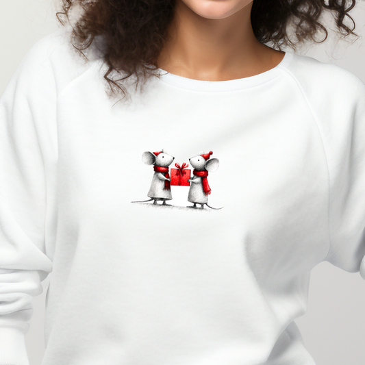 Balti džemperis su mielu dviejų peliukų piešiniu ir raudonos spalvos kalėdine dovana iš Naujausia džemperių kolekcija