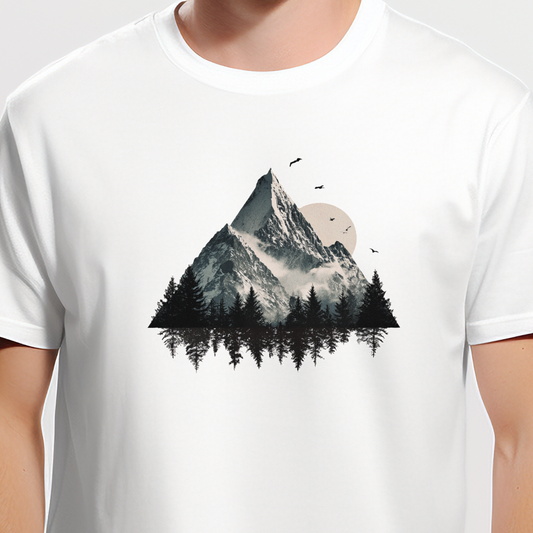 Balti vyriški marškinėliai su kalnų viršūnių ir miško siluetais bei paukščių motyvais iš Naujausių dizainų 2026 kolekcijos