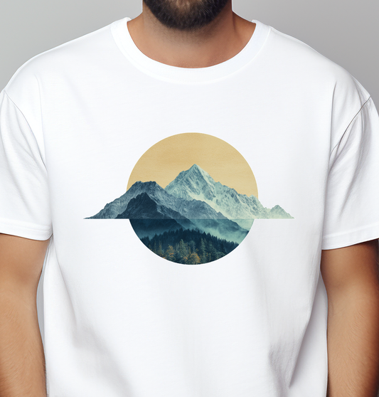 Balti vyriški marškinėliai su stilizuotu kalnų ir miško siluetu iš Naujausių dizainų 2026 kolekcijos
