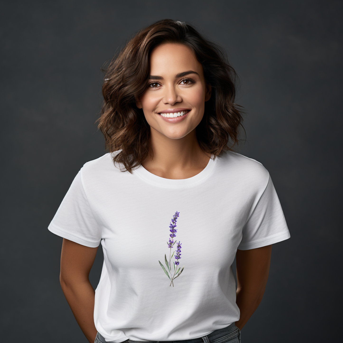 Moteriški marškinėliai “Levanda” – balti marškinėliai su levandų žiedų spauda, subtilūs ir stilingi kasdienai.