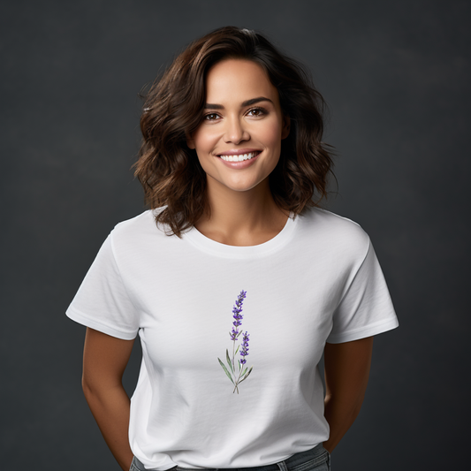 Moteriški marškinėliai “Levanda” – balti marškinėliai su levandų žiedų spauda, subtilūs ir stilingi kasdienai.