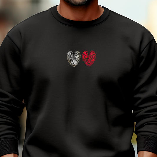 Juodas vyriškas džemperis su dviem minimalistinėmis širdelėmis iš Šv. Valentino kolekcijos.