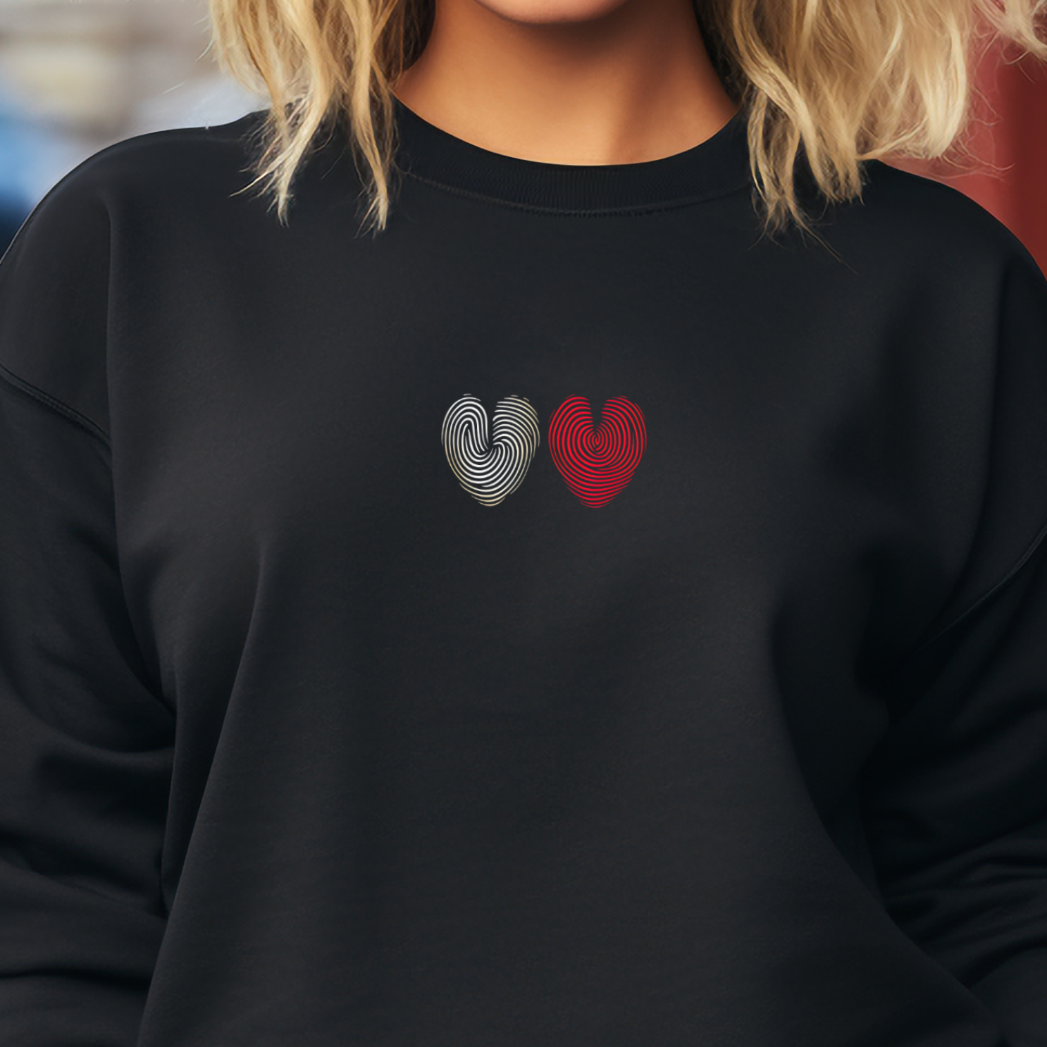 Juodas džemperis su dviem širdies formos pėdsakų raštais iš Šv. Valentino kolekcijos moterims.