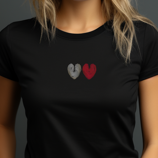 Juodi moteriški marškinėliai su dviejų širdelių pirštų atspaudų piešiniu iš „Šv. Valentino kolekcijos“