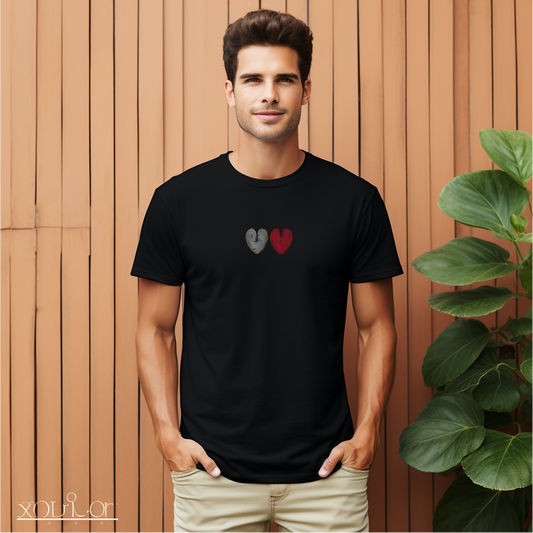 Juodi vyriški marškinėliai su minimalistiniu dviejų širdžių piešiniu iš Šv. Valentino kolekcijos Naujausi dizainai 2026