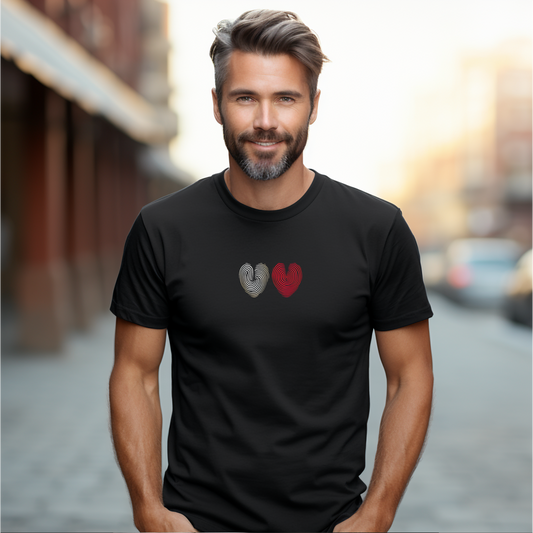 Juodi vyriški marškinėliai su dviem pirštų atspaudų širdies motyvais iš Šv. Valentino kolekcijos naujausių dizainų.