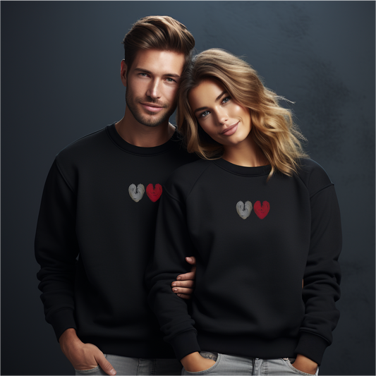 Juodi porų džemperiai su minimalistiniu dviejų skirtingų atspalvių širdžių simboliu iš Šv. Valentino kolekcijos.