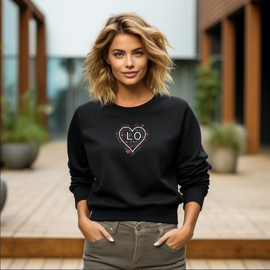 Juodas moteriškas džemperis su stilizuota širdies forma ir užrašu LOVE iš Naujausių dizainų 2026 kolekcijos.